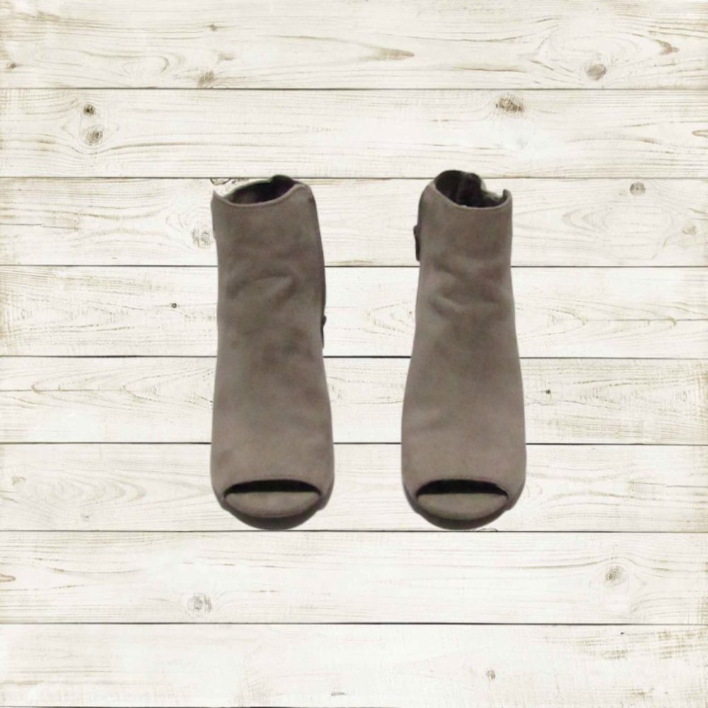 Material Girl Sz 9 ankle booties block heel taupe